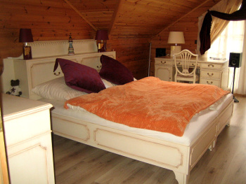 Kliknte pro velkou fotografii produktu Krsn, stylov postel vyroben podle pn zkaznka i s lonm prostorem za hlavou.