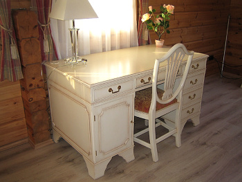 Klikněte pro velkou fotografii produktu Luxusní pracovní stůl v bílé patině.